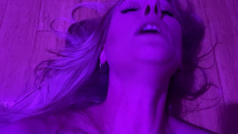 Sarah Passions: Kijk in mijn ogen terwijl ik voor je klaarkom