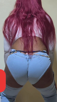 Ibu tiri tebal dijilat seluar jeans ketatnya terbuka di ruang tamu