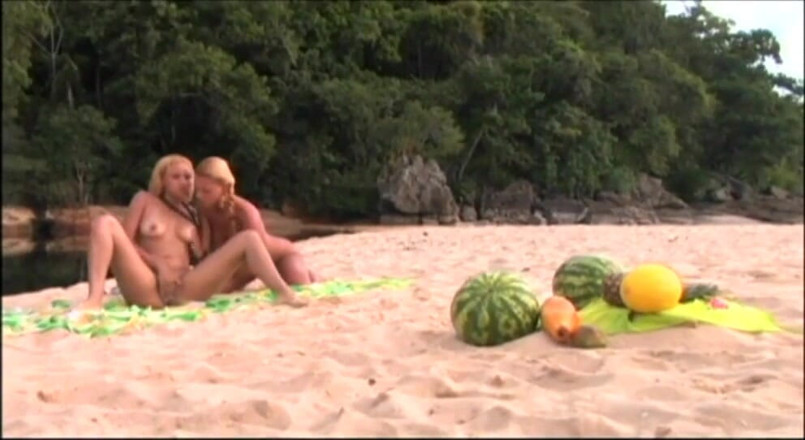 Lesbian Illusion: Lamiendo coño salvaje para un par de zorras lesbianas
