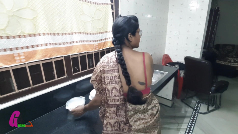Horny_Bong: Indische Bhabi geneukt door Devar in de keuken - Indische Hindi...