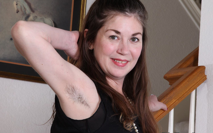 Older Woman Fun: La MILF américaine Susana Moore se déshabille et écarte ses trous...