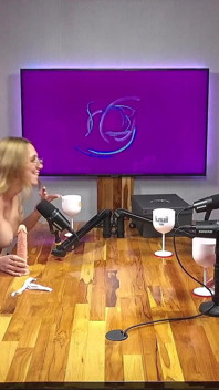 Zlobivá blondýnka se udělá s vibrátorem v kundičce