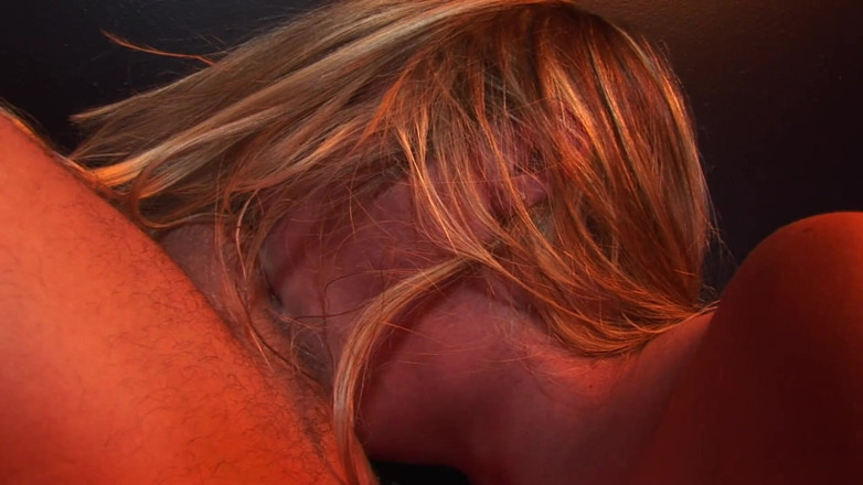 Nikky Thorne's Teen Club: Curvă blondă care poartă tocuri înalte futând adânc pula tare în gât