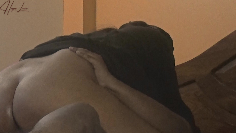 Hope Love: 当丈夫不在家时，出轨人妻与加德纳发生性关系