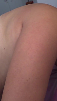 Sexy milfka Judith je potěšena velkým chlupatým mužem