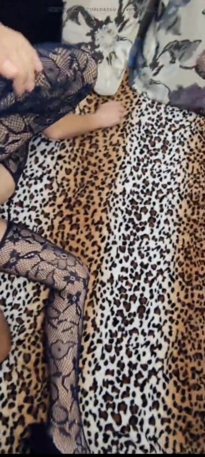 Hotlia: 40 yaşındaki çift güzel ev yapımı porno çekiyor