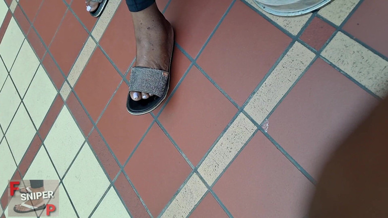 Foot Patrol: Wanita kulit hitam yang super semok lagi asik muasin memeknya...