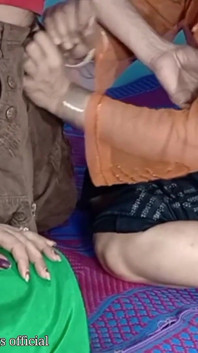 라이브 쇼에서 섹스하는 인도 쓰리섬