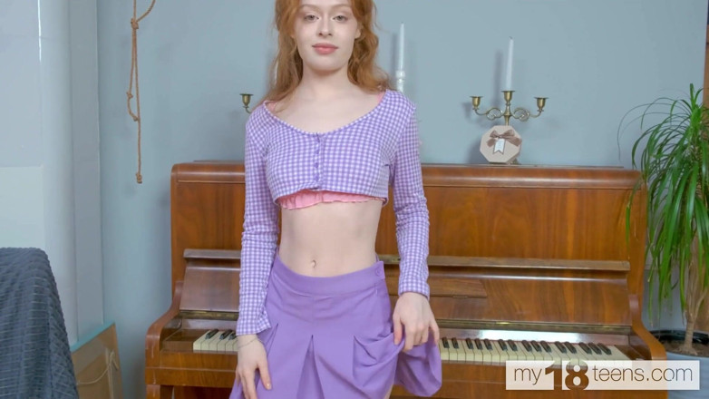My 18 Teens: My18teens - oszałamiająca ruda dziewczyna dotyka swojej cipki w klasie muzycznej