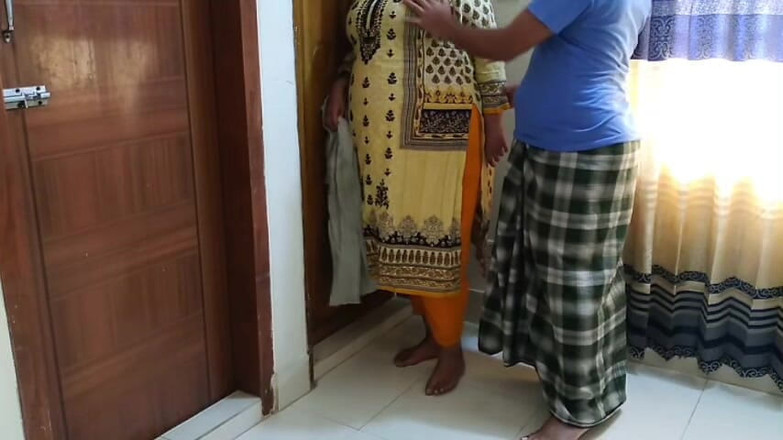 Aria Mia: Desi služka je drsně ošukaná od šéfa, když byla kancelář prázdná