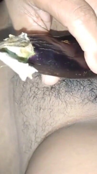 Indianca Priya Bhabhi a potolit setea pizdei ei cu Brinjal