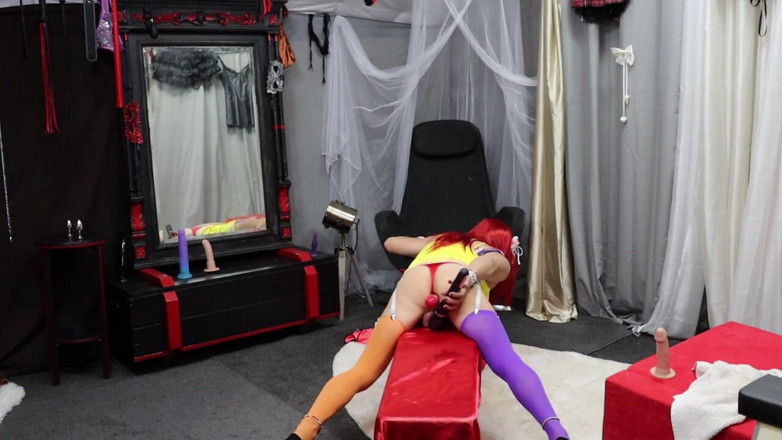 Sissy Dee Dee: Renkli dee 2 vibratörle kendini kaptırıyor