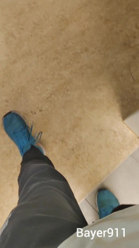 Ragazzo bianco magro si sega rischioso nel bagno della palestra da Open doors
