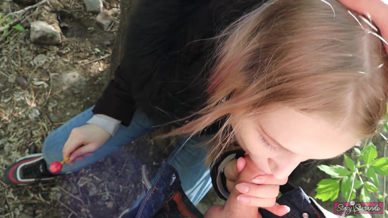 Stacy Starando: 若い女の子が公園で友達にフェラチオをする!