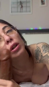 Provocare cu sex oral adânc în gât de 22 cm - fără căluș, doar poftă