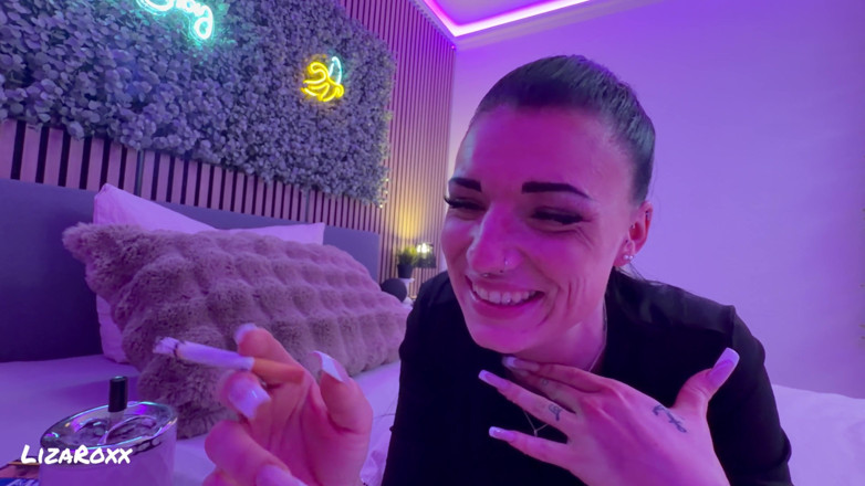 LizaRoxx: M-a prins fumând... Transformată într-o muie neglijentă cu vedere la persoana 1