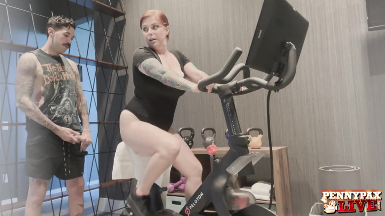 Penny Pax: Penny Pax bekerja di gim