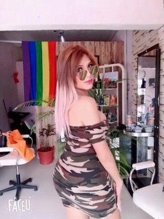 Barbietransxxxx: Meydanda travesti herkesin önünde göğüslerini gösteriyor