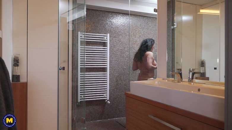 Mature NL: 샤워 중 미시 보지를 가지고 노는 섹시한 영국 여자 Eva