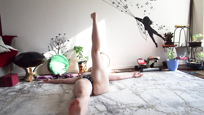 Aurora Willows: Bikinili yogada büyük göt