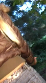 Gorąca blondynka nastolatka dogging dziwka ssie od dwóch wielkich kogutów w lesie