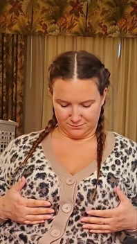 私の36歳女性の飼い主は、家でも公共の場でもフェティッシュセーターを着て胸を触るように要求しました。私は喜んで従い、大きな胸をマッサージしました