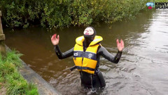UKCuteGirl Lucy Lauren: Lifejacket & Wetsuit Yang Selesa Menyelamatkan Lucy Dari Bencana Sungai