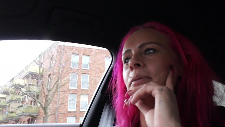 Flash Model Amateurs: Una troia rosa succhia il mio cazzo in macchina