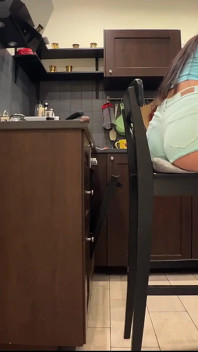 Ich habe mich beim kochen in shorts erwischt. jetzt necke ich dich mit arsch