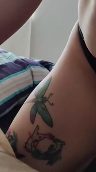 La petite Camie utilise ma dose énorme de sperme comme lubrifiant pour jouer avec son gode