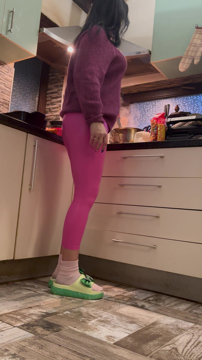 MilfyCalla: Legging en cuir rose et cameltoe taquine dans la cuisine