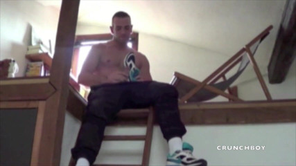 Sneaker gay: Kevin a muscle straight masturbates sniffing his sneaker