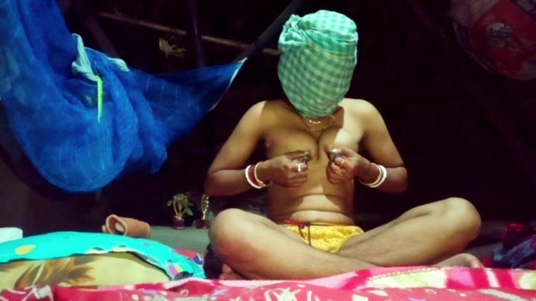 Pujahalder4828: Desi villaggio bhabhi scopata in casa dopo molto tempo.