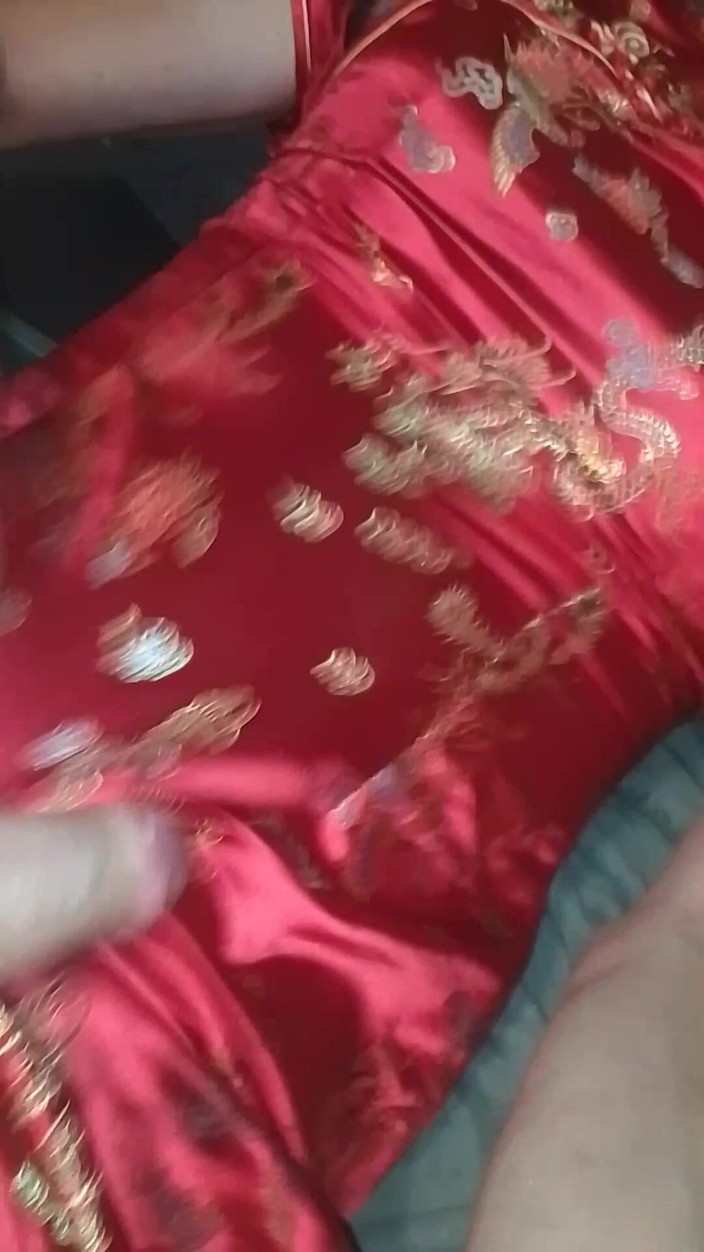 Leatransteen: Ларс Дамбергер мастурбує в червоному Asia Cheongsam