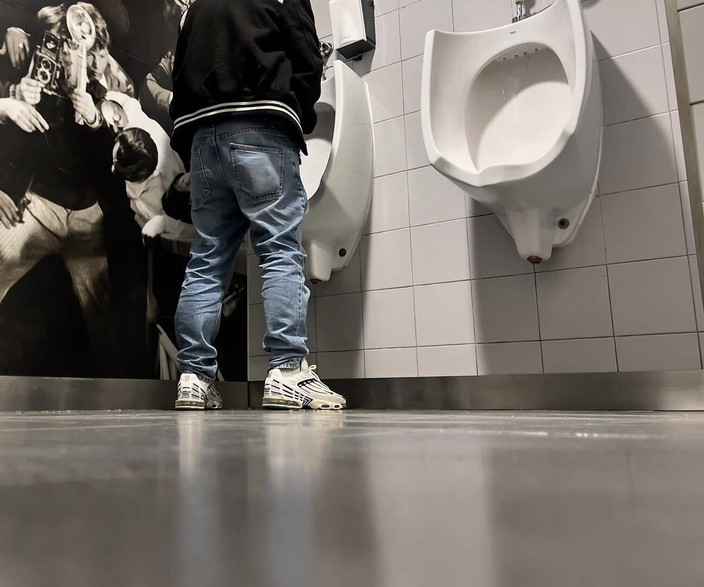 AmateurBoysPissing: Una giornata nei bagni pubblici del centro commerciale