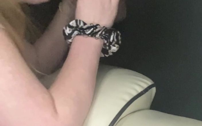 Sluttybritt: Troiabritt maneggia il grosso cazzo nero di papà