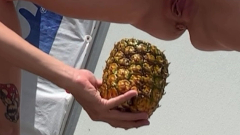 Farmers Wifey: Ragazzo di 19 anni assaggia la sua pipì con ananas