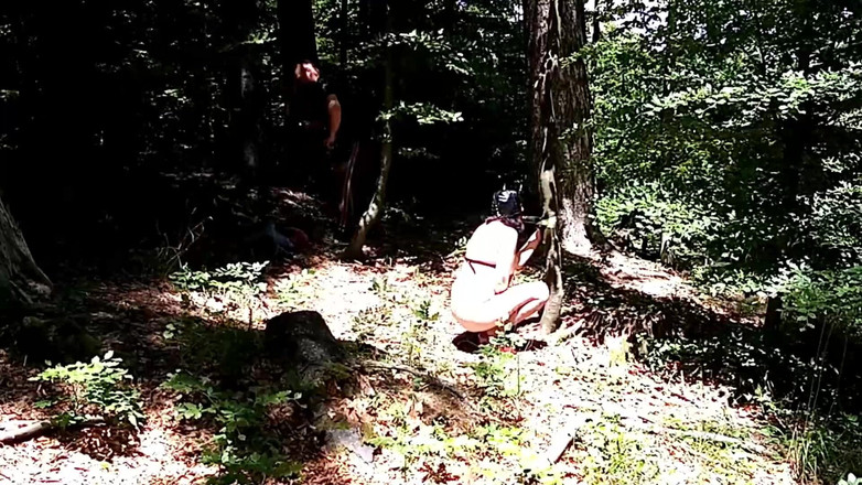 Toilet Mommy: Cuplu pervers prins jucându-se în pădure