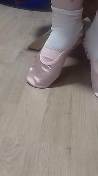 Primele mele papuci de gimnastică cu șosete albe