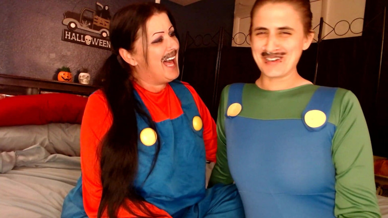 Abby Anna: Lesbické líbání halloween cosplay