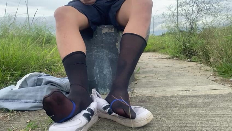 Mr Feet Colombia: 마초는 사무실을 떠나 풋봇을 플레이하기 위해 신발을 갈아입습니다.