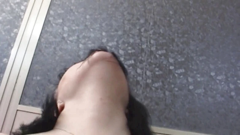 Bisexual Illusion: Une italienne brune suce une bite et se fait enculer