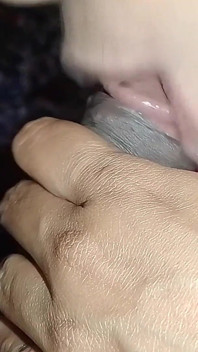 Niña Malayali estimula a su marido con la lengua y eyacula su leche