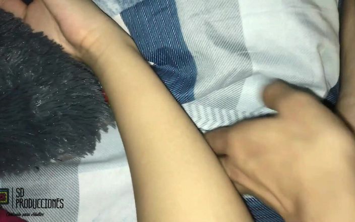 Mafelagoandcarlo: 그녀가 누워있는 동안 내 의붓여동생을 녹음하고 그녀를 따먹어 - 1부 - 스페인어 포르노