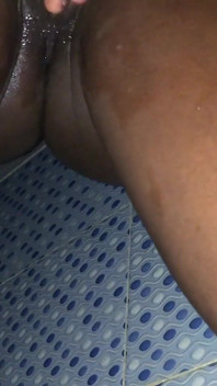 Negresă africană sexy tachinând pizda umedă în fața ta, din baie de dans sexy