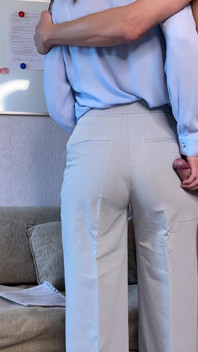 Ofis pantolonuyla seksi götüne boşaldı