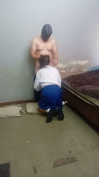 자지를 빨아주는 핫한 19살 십대. 후배위와 선교사의 교복 차림의 좋은 섹스