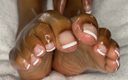 Pink Foxx: Milf wrijft olie over haar Franse pedicurevoeten