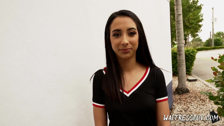 Waitress POV: Serveuse en POV - Kiarra Kai