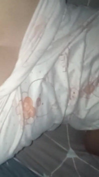 Il a trouvé sa voisine dans son pyjama et a procédé à la baiser